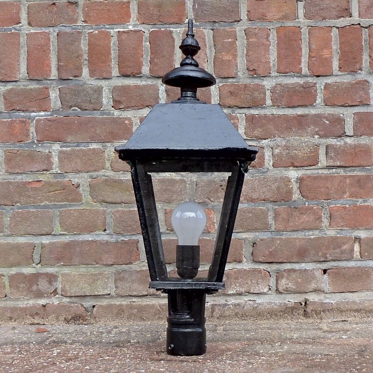 E202. Lanterne en fonte carré petit. 55 cm