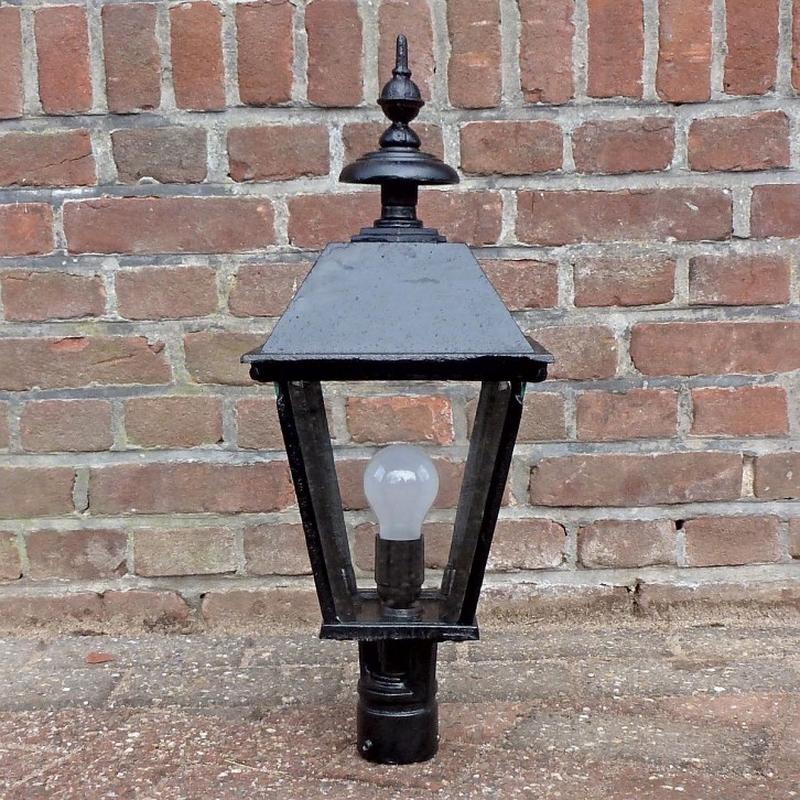 E202. Lanterne en fonte carré petit. 55 cm