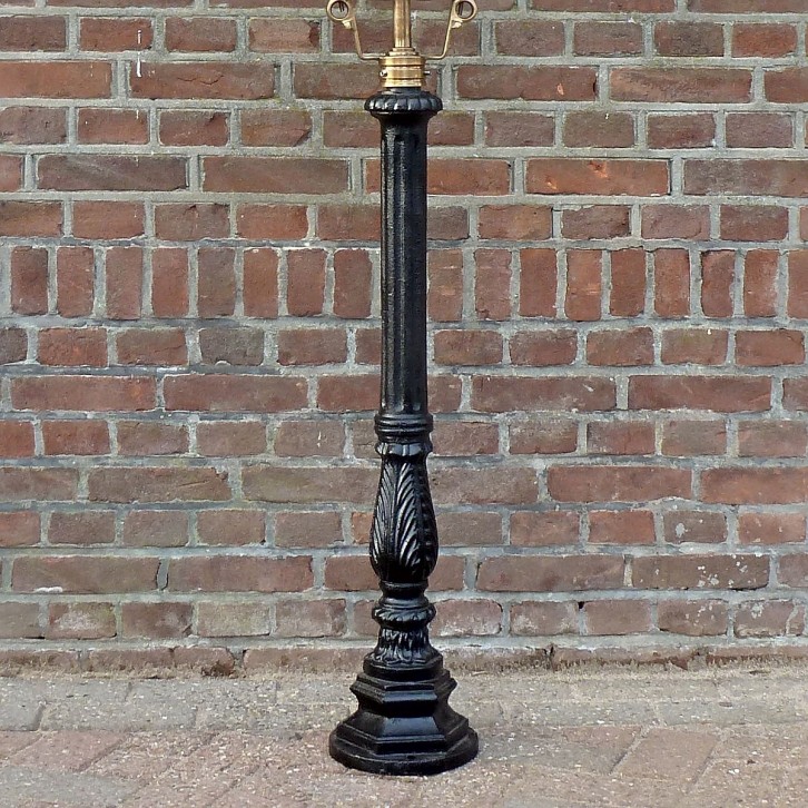 E24. Lelie 90 + lanterne cuivre rond 60. 150 cm